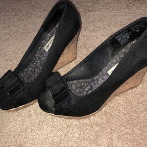 American Eagle wedges, small bow on toe